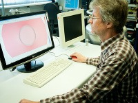 Fedor Gömöry počas prezentácie zariadenia, ktoré je schopné skryť predmety pred magnetickým poľom