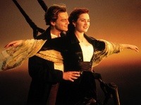 Leonardo DiCaprio a Kate Winslet v trháku Titanic