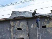 Hasiči riešili problémy s plechovou strechou