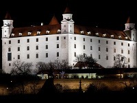 Aj vysvietený Bratislavský hrad sa na chvíľu ponoril do tmy