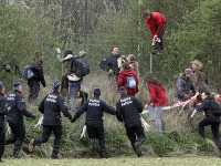 Približne 200 osôb skončilo v putách po tom, ako sa snažili preniknúť do areálu sídla NATO.