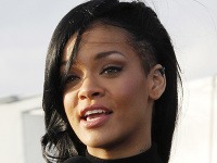 Rihanna s novým účesom