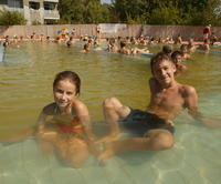 V „kľudovom“
bazéne si radi
odpočinú aj
Tina (12) s Lukášom
(15).