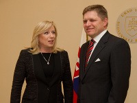 Bývalá premiérka Iveta Radičová a súčasný premiér Robert Fico počas odovzdávania úradu predsedu vlády SR Bývalá premiérka Iveta Radičová a súčasný premiér Robert Fico počas odovzdávania úradu predsedu vlády SR