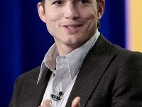 Ashton Kutcher počas panelopvej diskusie pre sitkom Dva a pol chlapa