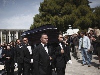 Trúchliaci počas pohrebu vykrikovali slogany.