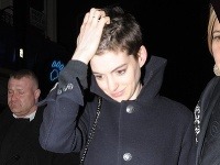Anne Hathaway podstúpila radikálnu zmenu účesu.