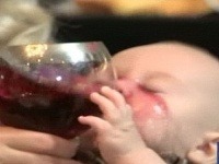 Coco Austin obliala svojho synovca a čerstvé krstniatko červeným vínom.