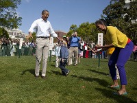 Obama kotúľal s pozvanými deťmi na trávniku Bieleho domu vajíčka
