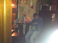 Štefan Hríb občas zaspáva v bare. Takto to vyzeralo na jeho aprílovom záťahu.