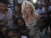 Popová hviezda Shakira v kolumbijskej Cartagene pomohla odštartovať vzdelávací projekt v hodnote 36 miliónov dolárov pre miestne deti.