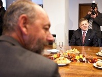 Prvým ministrom, ktorého Robert Fico uviedol do úradu, bol Tomáš Malatinský. Kvetinová výzdoba a sladké pečivo na stole mohli byť dôvodom premiérovho úsmevu.