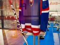 Hokejka a dres zosnulého Paľa Demitru na štadióne Ondreja Nepelu. Stal sa 27. členov Siene slávy slovenského hokeja.