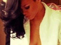 Rihanna opäť naservírovala fanúšikom svoje obnažené prsia.
