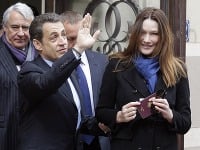 Carla Bruni počas víkendových volieb šokovala botoxovou tvárou po boku Nicolasa Sarközyho.