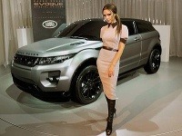 Victoria Beckham najskôr uviedla svoj nový dizajnérsky pokus na luxusnom vozidle.
