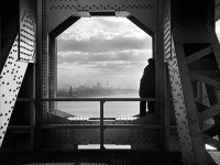 22. december 1936: Muž pozerajúci sa na rieku Hudson z mosta Georgea Washingtona.
