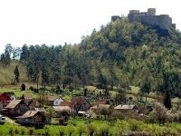 Rómska osada v Krásnohorskom Podhradí pod hradom Krásna Hôrka.