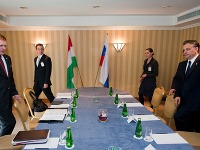 Premiér SR Robert Fico (vpravo) a premiér Maďarska Viktor Orbán počas bilaterálneho rokovania
