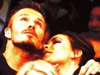 Victoria Beckham v prosíkaní o bozk u manžela Davida neuspela.