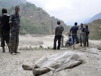 Záchranári pátrajú po nezvestných a vyťahujú telá obetí