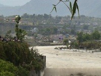 Miestni ľudia sledujú stúpajúcu rieku Seti