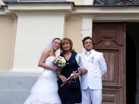 Michaela pred kostolom so svojou mamou Beátou a s manželom Tomášom. 