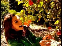 Takto sa Zuzka zabávala pri pomarančovníku. 