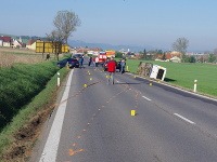V smere na Poprad sa zrazili dve osobné autá a autobus