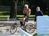 Janko Lehotský prifrčal na krst na bicykli. 