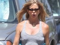 Goldie Hawn bez podprsenky ponúkla výhľad na ovisnuté prednosti aj s bradavkami. Goldie Hawn bez podprsenky ponúkla výhľad na ovisnuté prednosti aj s bradavkami.