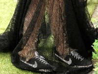 Kristen Stewart si k luxusnej róbe obula nevábne tenisky.