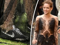 Kristen Stewart si k luxusnej róbe obula nevábne tenisky.