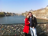 Hana a Adam sa zasnúbili na najromantickejšom mieste - v Paríži na Moste lásky. 
