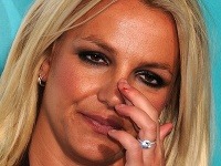 Britney Spears nechtiac odhalila nechty ohryzené až do krvi.