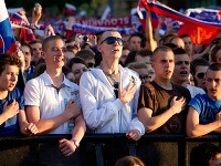 Radosť divákov ktorí sledujú semifinálový zápas pri bratislavskom nákupnom centre Eurovea