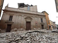 Zničená budova po zemetrasení
