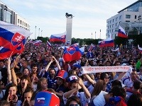 Viac ako 10-tisíc fanúšikov povzbudzovalo slovenských hokejistov, ktorí burácajúce pokriky museli cítiť aj na diaľku.