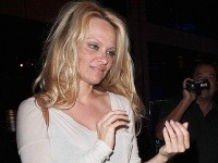 Opitá Pamela Anderson sa s nevábnym imidžom tackala z reštaurácie.
