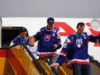 Na bratislavské letisko M. R. Štefánika dorazili hokejisti v modrých dresoch, s medailami na krkoch a víťaznou trofejou v rukách kapitána Zdena Cháru krátko pred druhou.