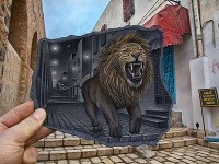 Lev vyzerá, ako by sa naozaj preháňal ulicami mestečka