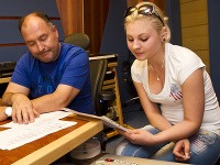 Ivanna pri nahrávaní piesne so svojim koučom. Blondínke sa zaguľacuje bruško podobne ako Michalovi Davidovi.