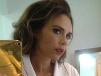 Victoria Beckham fotku mobilom pred zrkadlom sama nezvláda.