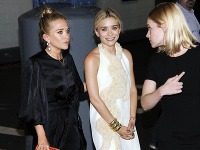 Sestry Ashley a Mary-Kate Olsen v protikladných outfitoch.