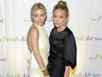 Sestry Ashley a Mary-Kate Olsen v protikladných outfitoch.