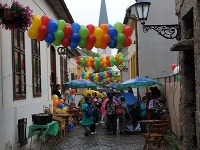 Nechýbali desiatky farebných balónov