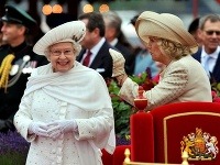 Kráľovná prehodila počas plavby zopár slov so svojou nevestou vojvodkyňou z Cornwallu