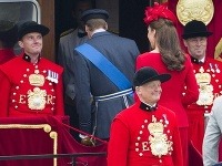 Oslnivá vojvodkyňa z Cambridge priviedla do rozpakov aj čestnú stráž.