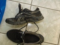 Muž mal obuté športové topánky značky Reebok 