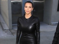Kim Kardashian v tesných kožených šatách